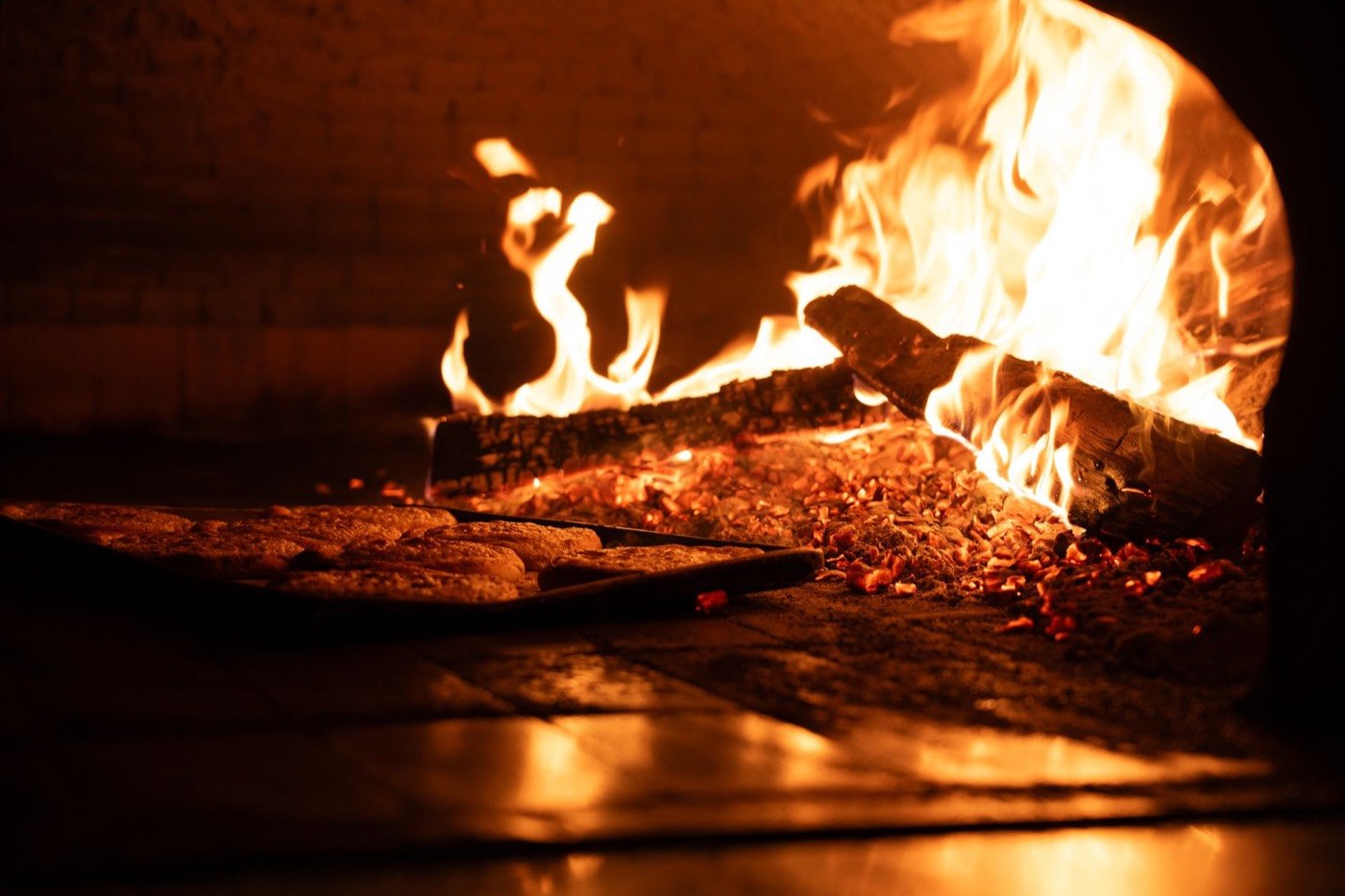 Il forno a legna acceso